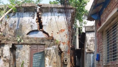 ঝুঁকিপূর্ণ বাড়ি ঘিরে আতঙ্ক