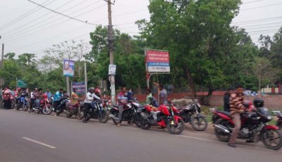 চাঁপাইনবাবগঞ্জে তেলের পাম্প গুলোতে বাইকারদের দীর্ঘ সারি