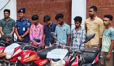 চাঁপাইনবাবগঞ্জে ৩ চোরাই মোটরসাইকেলসহ আন্তঃজেলা চোর চক্রের ৬ সদস্য গ্রেপ্তার