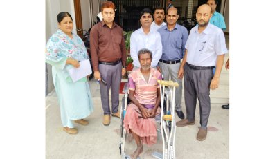দুই হাতে ভর দিয়ে জীবনযুদ্ধ—অবশেষে হুইলচেয়ারে স্বস্তি প্রতিবন্ধী বীরেন দাসের