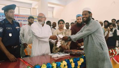 সাপাহারে প্রধানমন্ত্রীর ত্রাণ তহবিলের নগদ অর্থ শাড়ি থ্রি-পিস ও হাজী রুমাল বিতরণ