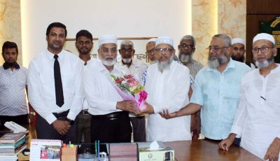 জেলা পরিষদের প্রশাসক ঈশাকে মসজিদ কমিটির ফুলেল শুভেচ্ছা