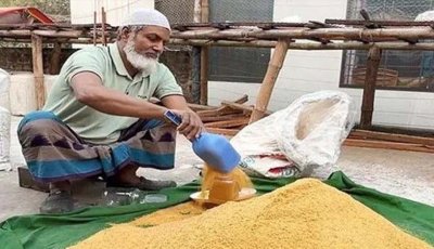 চাঁপাইনবাবগঞ্জে চাষিদের আশা দেখাচ্ছে আখের গুড়