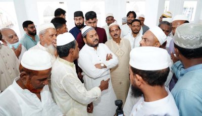 বায়তুস সালাম উপশহর বড় মসজিদের ভবন পরিদর্শন ও মুসল্লীদের সাথে কুশল বিনিময়ে রাসিক প্রশাসক