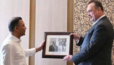 প্রধানমন্ত্রীর হাতে দুটি দুর্লভ ছবি তুলে দিলেন মার্কিন রাষ্ট্রদূত