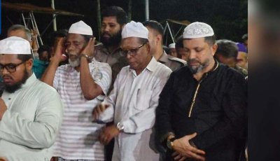 প্যারোলে মুক্তি পেয়ে হাতকড়া পরা অবস্থায় বাবার জানাজায় আওয়ামী লীগ নেতা