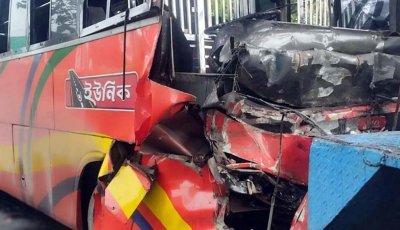 ফেনীতে কাভার্ড ভ্যানের পেছনে বাসের ধাক্কা, নিহত ৩