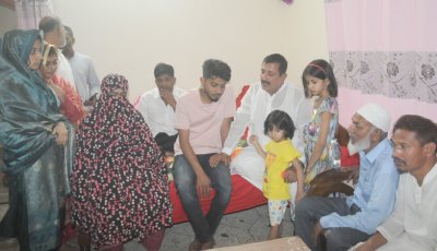 রাজশাহীতে মরহুম বিএনপি নেতার পরিবারের পাশে ভূমিমন্ত্রী মিনু