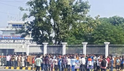 একনজর প্রধানমন্ত্রীকে দেখার অপেক্ষায় রাজশাহী-নওগাঁ মহাসড়কে হাজারো মানুষ