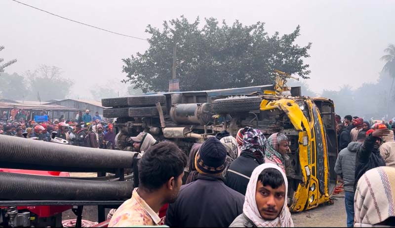 পুঠিয়ায় সড়কে প্রাণ গেল পাঁচজনের