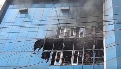 টেরিবাজারে বাণিজ্যিক ভবনে আগুন, ধোঁয়ায় অসুস্থ হয়ে দুজনের মৃত্যু