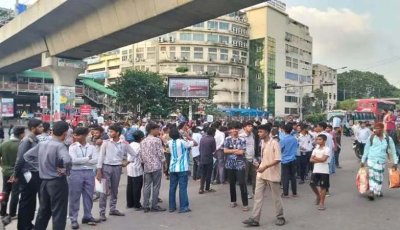 ৬ দাবিতে সচিবালয়ে একদল শিক্ষার্থী, ৩ দাবিতে আরেকদল শাহবাগে