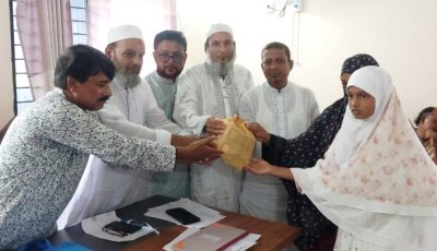 প্রয়াত শিক্ষককের পরিবারকে কল্যাণ তহবিলের অর্থ প্রদান