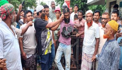 ঈশ্বরদীতে কোরআন পোড়ানোর অভিযোগে  চুল দাঁড়ি কেটে মুখে চুনকালি মাখিয়ে গলায়  জুতার মালা পরিয়ে রেলগেটের খুঁটিতে বেঁধে গণধোলাই