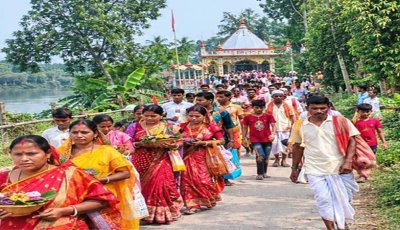 মহালয়া উপলক্ষে বদেশ্বরী মন্দিরের পথে সনাতন ধর্মাবলম্বীরা