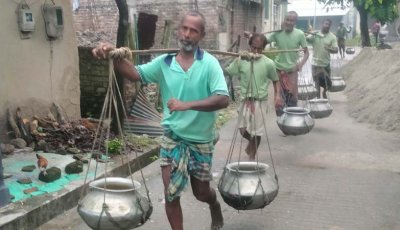 পাতিলে ভাসছে স্বপ্ন : রেনু পোনা বহন করে বদলে গেছে আদমদীঘির দুই হাজার পরিবারের জীবন