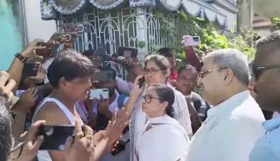 মমতার গাড়িবহরে জুতা ও কাদা নিক্ষেপ, ‘ডাকাতের রানি’ স্লোগান