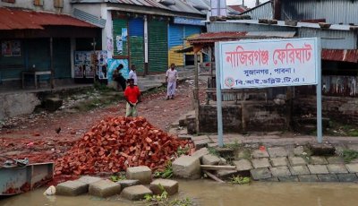 স্রোত বাড়ার অজুহাতে বারবার বন্ধ নাজিরগঞ্জ-ধাওয়াপাড়া ফেরি, দুর্ভোগে যাত্রীরা