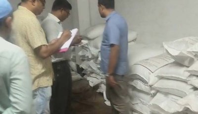 পাবনায় অবৈধভাবে সার মজুতের দায়ে দুই ব্যবসায়ীর ৮০ হাজার টাকা জরিমানা; ৩৮১ বস্তা সার জব্দ