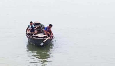 সীমান্তে আতঙ্ক : পদ্মায় মাছ ধরতে ভয় পাচ্ছেন চারঘটের জেলেরা