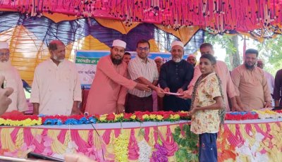 গোমস্তাপুরে প্রধানমন্ত্রীর ইদ উপহার বিতরণ