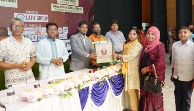 শিক্ষক-শিক্ষার্থীদের হাতে বই তুলে দিচ্ছেন উপাচার্য অধ্যাপক ড. আবুল হাসনাত