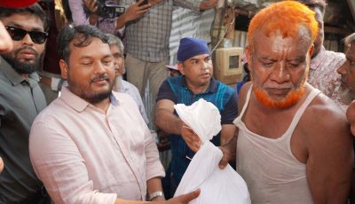 বন্যার্তদের মাঝে ত্রাণ সামগ্রী বিতরণ