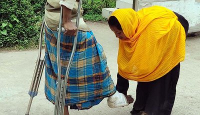 বদলগাছীতে অসুস্থ স্বামীকে পা ধরে হাটাচ্ছিলেন স্ত্রী