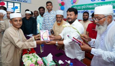 বুধপাড়া আলিম মাদ্রাসায় কৃতী শিক্ষার্থীদের সংবর্ধনা