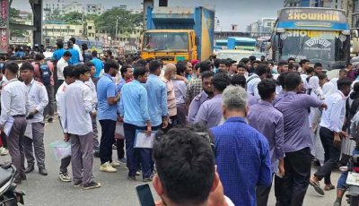 দ্বিতীয় দিনের মতো উত্তরার সড়কে শিক্ষার্থীরা