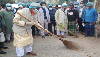 ধামইরহাট স্বাস্থ্য কমপ্লেক্সে পরিষ্কার-পরিচ্ছন্নতা অভিযান পরিচালনায় এমপি এনামুল হক