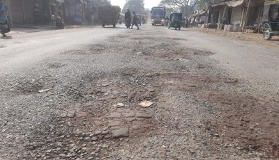 পুঠিয়ায় খানাখন্দ আর ফুটপাত দখলে নাকাল মহাসড়ক