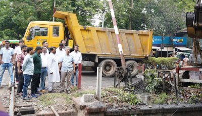 জলাবদ্ধতা রোধে ড্রেনের কাদামাটি অপসারণ কার্যক্রম পরিদর্শনে রাসিক প্রশাসক