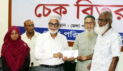 বীর মুক্তিযোদ্ধাদের মাঝে জেলা পরিষদের চেক বিতরণ