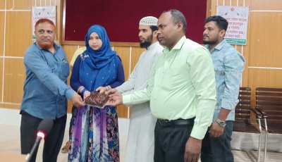 গোমস্তাপুরে মাদ্রাসা ও এতিমখানায় খেজুর বিতরণ