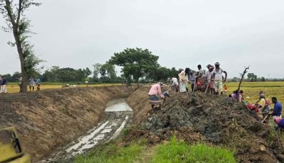 নিয়ামতপুরে খাল খননের উদ্বৃত্ত টাকা ফেরত দিলেন ইউএনও