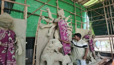 শৈল্পিক সাজে দুর্গা প্রতিমা তৈরীতে নির্ঘুম রাত শিল্পীদের
