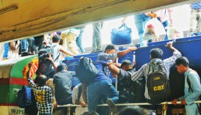 নিষেধাজ্ঞা-নিরাপত্তার তোয়াক্কা না করে ট্রেনের ছাদে ঘরমুখো মানুষ