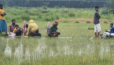 ৩০ ঘণ্টা শূন্যরেখায়, রোদ-বৃষ্টিতে মানবেতর জীবন