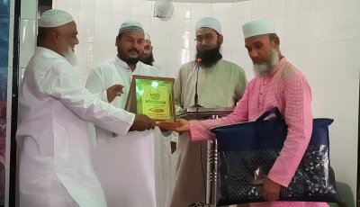 রাসিক প্রশাসকে উপশহর নিউ মার্কেট মসজিদ কমিটির সম্মাননা স্মারক প্রদান