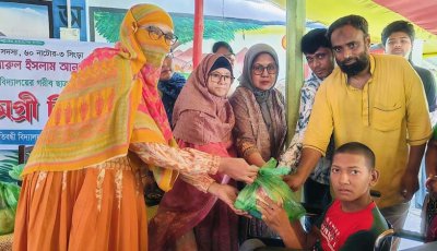 সিংড়ায় প্রতিবন্ধী শিক্ষার্থীদের মাঝে ইদসামগ্রী বিতরণ