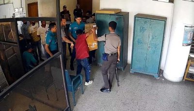 পুলিশের সামনে টেন্ডার বাক্স তুলে নিয়ে গেল যুবদল নেতারা