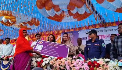 লালপুরে ৩৭৮ পরিবার পেল ‘ফ্যামিলি কার্ড’