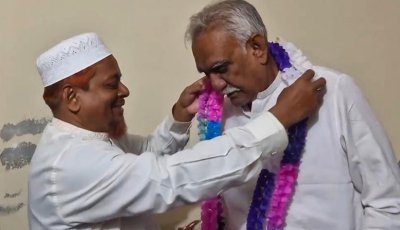 রাজশাহী-৬ আসনে বিএনপির বিজয়ী চাঁদকে ফুলের মালা দিলেন জামায়াতে পরাজিত প্রার্থী