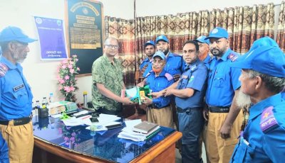 ভোলাহাট ইউনিয়নের গ্রাম পুলিশকে অবসরজনিত বিদায় দিল ওসি