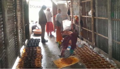চারঘাটে বন্ধ হচ্ছে না ভেজাল খেজুর গুড় তৈরি