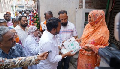 নগরবাসীকে পরিবেশবান্ধব ব্যাগ ও ব্লিচিং পাউডার বিতরণ