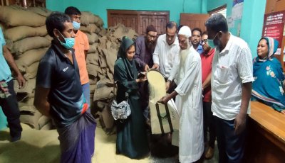 রাণীনগরে ইদ উপহারের ভিজিএফ চাল বিতরণ