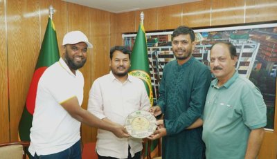 রাসিক প্রশাসককে সম্মাননা স্মারক প্রদান