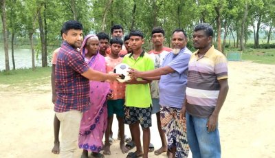 গোমস্তাপুরে ক্ষুদ্র নৃগোষ্ঠী এলাকায় ফুটবল বিতরণ